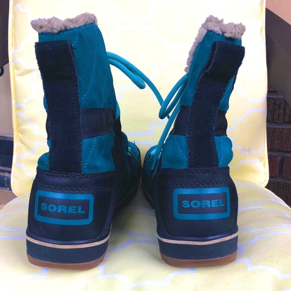Sorel waterproof winter boots 10 - Picture 2 of 3